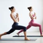 femmes qui pratiquent des exercices physiques et du yoga
