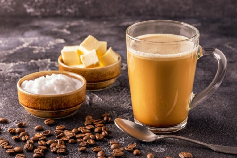 keto coffee avec beurre de ghee et crème MCT