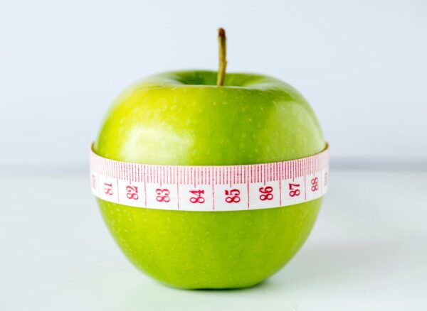 Pomme avec un mètre pour mesure tour de taille pour perte de poids