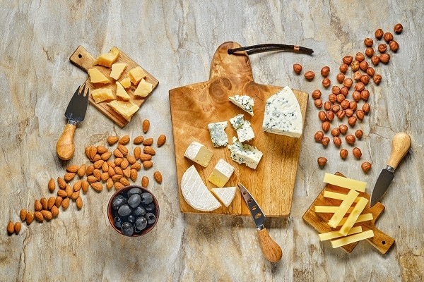 plateau de fromages et noix pour le régime cétogène