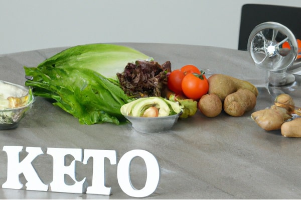 légumes keto sur une table de cuisine